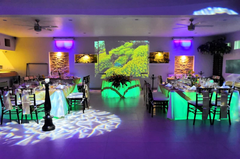 Party Hills Lounge — ambiente nocturno